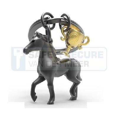 Metalmorphose sleutelhanger paard in zilverkleur met gouden trofee 